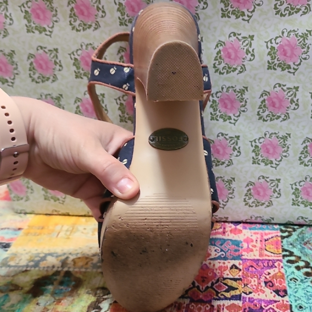 Fossil Blue and Tan Platform Shoes with Retro Charm - Picture 4 of 5